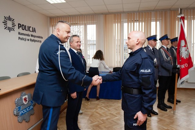 W Komendzie Wojewódzkiej Policji w Bydgoszczy odbyło się uroczyste ślubowanie przyjętych do służby policjantów. W szeregi kujawsko-pomorskiej policji przyjęto 51 policjantów. Po zakończeniu szkolenia podstawowego w Szkole Policji w Pile funkcjonariusze wrócą do naszego województwa: 27 do Bydgoszczy, 5 do Torunia, po 3 do Nakła i Świecia, po 2 do Chełmna, KWP i Oddziału Prewencji Policji, po jednym do Włocławka, Aleksandrowa, Golubia-Dobrzynia, Lipna i Żnina.

W trakcie ślubowania – w uznaniu szczególnych osiągnięć w popularyzowaniu tradycji i dokonań Policji - wojewodzie Mikołajowi Bogdanowiczowi wręczono Medalu Stulecia Utworzenia Policji Państwowej.

Podczas uroczystości wręczono także Złote, Srebrne i Brązowe Medale za Długoletnią Służbę przyznane przez Prezydenta RP. 

Więcej zdjęć >>>