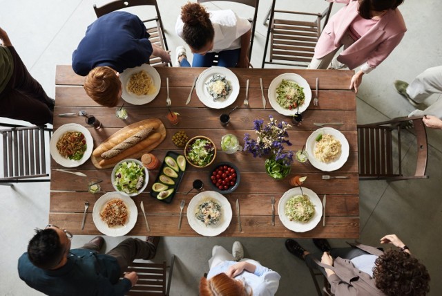 - Chefowie restauracji przygotowują 2-daniowe doświadczenie do domu. Dostawa jest bezkontaktowa. To restauracyjne doświadczenie przy Twoim stole! - zapewniają organizatorzy Delivery Week.