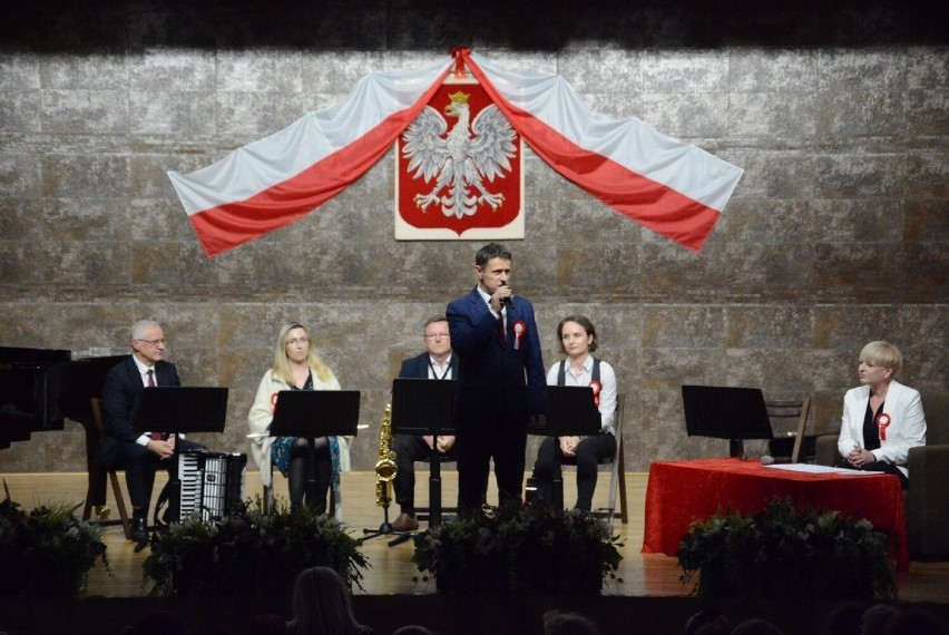 Patriotyczne śpiewanie w Państwowej Szkole Muzycznej w Skarżysku-Kamiennej. Zobacz zdjęcia 