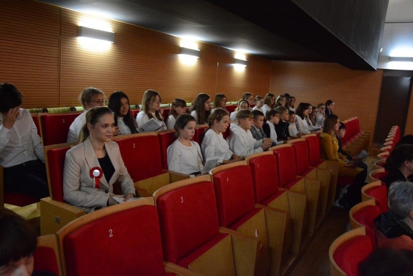 Patriotyczne śpiewanie w Państwowej Szkole Muzycznej w Skarżysku-Kamiennej. Zobacz zdjęcia 