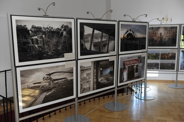 Podniesiński to fotograf i filmowiec, podróżnik, absolwent Oxford Brookes University w Wielkiej Brytanii.