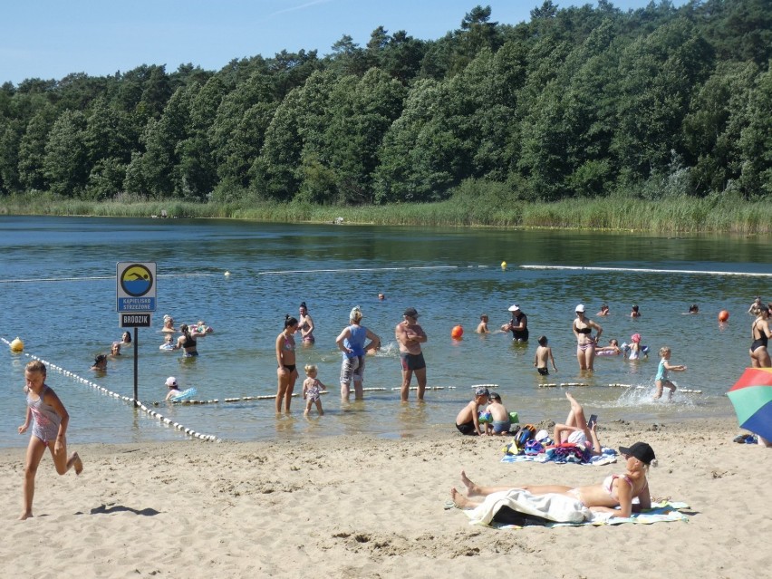 Jezioro Piaszczyste przyciąga latem wielu pilan