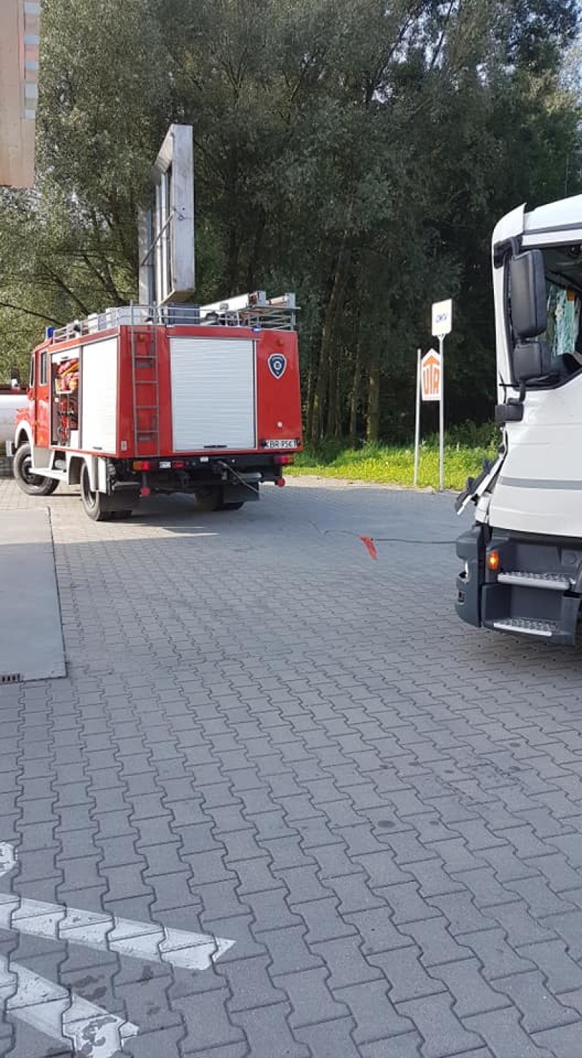 Dwie ciężarówki zderzyły się w Jurkowie, sprawca został ukarany mandatem [ZDJĘCIA]