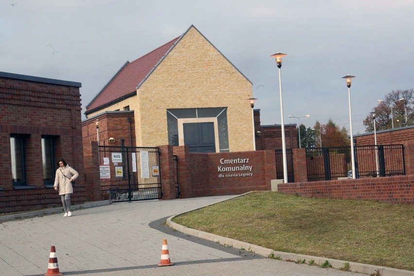 Cmentarz Komunalny dla miasta Legnicy w Jaszkowie, sklep z kwiatami zamknięty