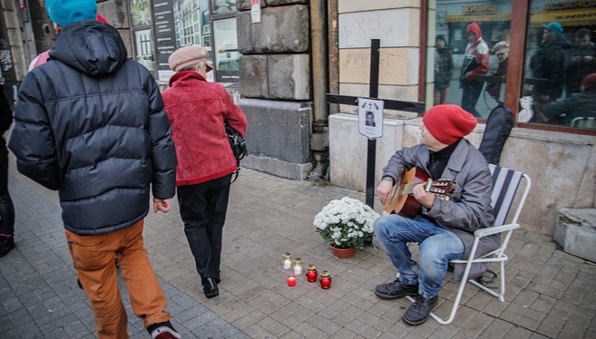 Paweł Hajncel ustawił na Piotrkowskiej krzyż ze zdjęciem...