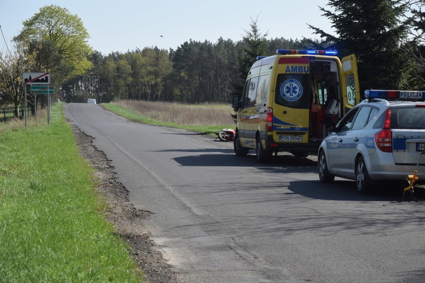 Wczorajszy wypadek w Jankowie Dolnym okazał się tragiczny. Nie udało się uratować życia motorowerzysty