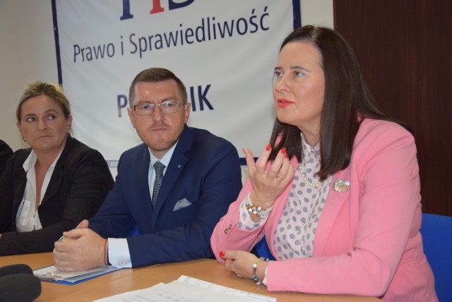 Kandydat na wójta z listy PiS Krzysztof Barwieniec oraz poseł Katarzyna Czochara i wicewojewoda Violetta Porowska.