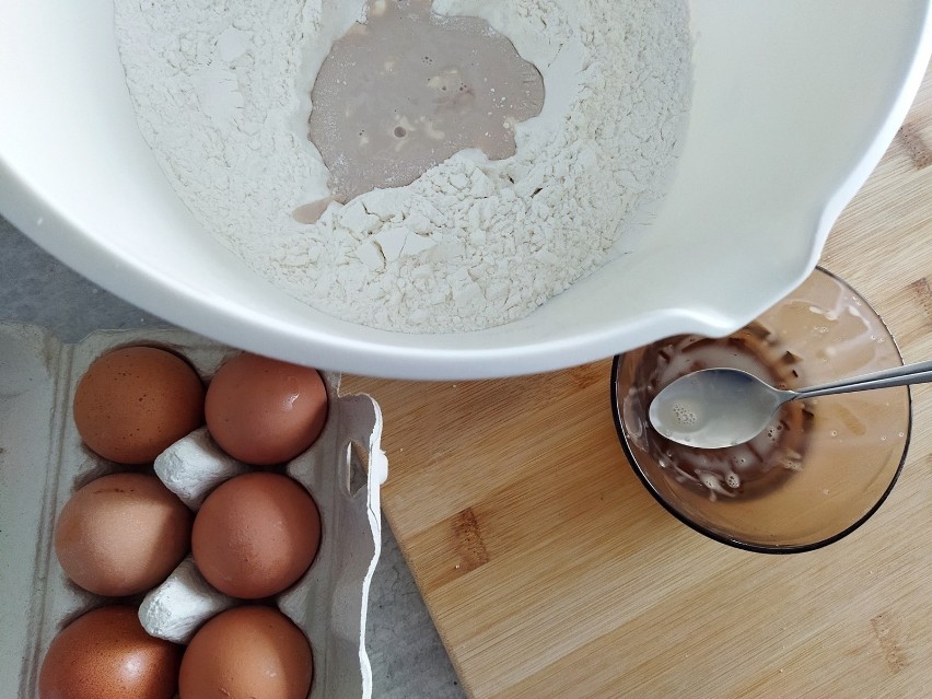 Przesiej mąkę do miski, zrób dołek i wlej drożdże. W...