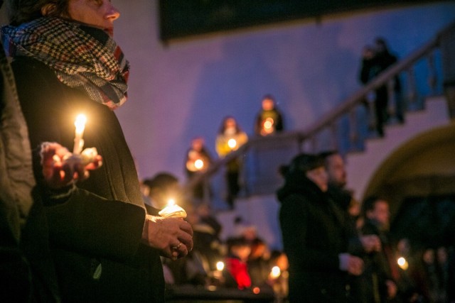 Kapłani zapraszają na roraty dzieci z lampionami, a dorosłych ze świecami