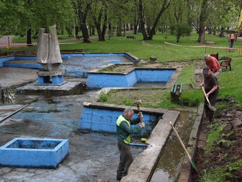 Rozbiórka fontanny w parku Żwirki i Wigury