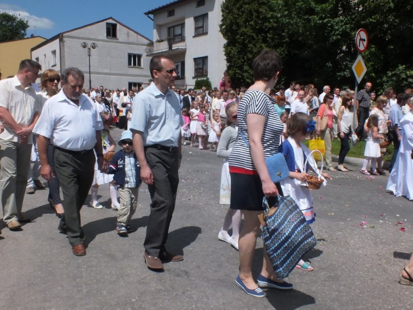 Boże Ciało w Kraśniku: Tłumy wiernych na procesji w starej części miasta [ZDJĘCIA, WIDEO]