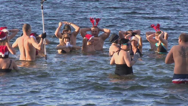 Poznańskie morsy świętowały pierwszy dzień świąt w jeziorze Kierskim