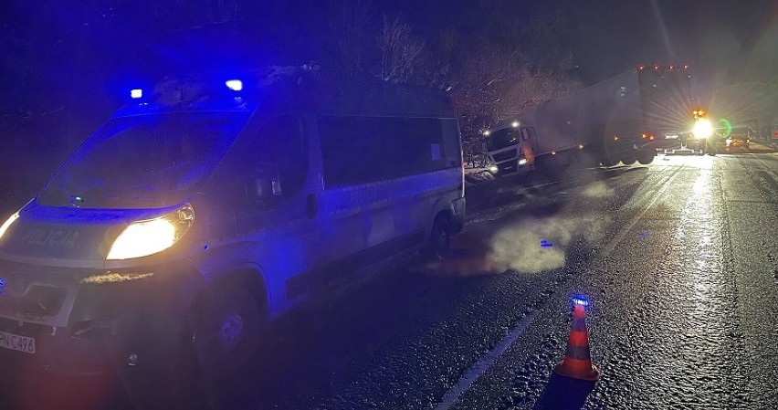 Kierowca ciężarówki wpadł w poślizg i zablokował krajową 'szóstkę" w okolicach Pogorzelic