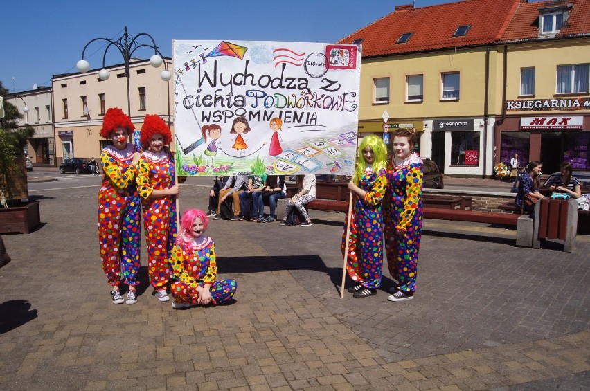 Wieluń: Uczniowie i bibliotekarze promowali czytelnictwo na placu Legionów [Zdjęcia]