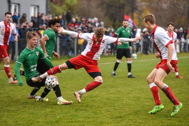 Derby Gdańska Gedania - Jaguar obfitowały w emocje, bramki i kartki. Spotkanie na szczycie IV ligi mimo deszczowej pogody oglądała duża grupa kibic&oacute;w