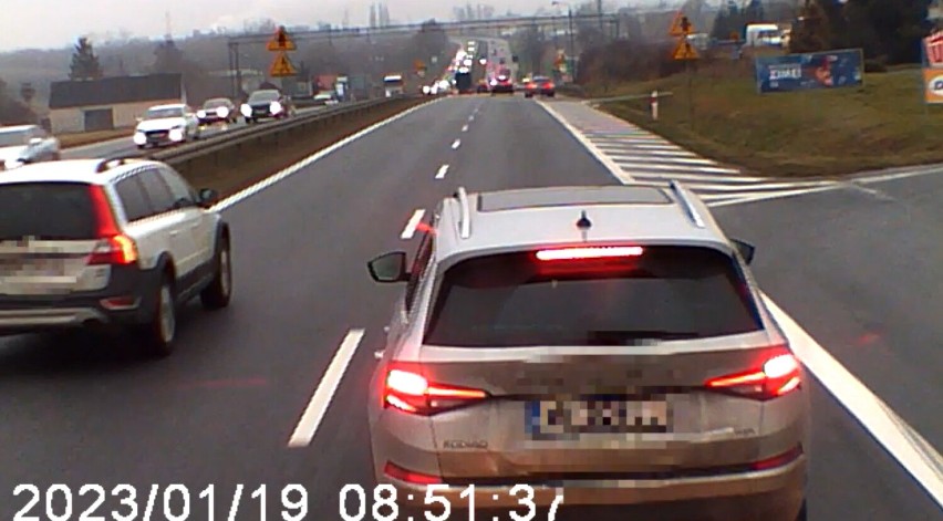 Bezmyślny kierowca na drodze pod Warszawą. Dzięki temu nagraniu odpowie przed sądem. "Tak wygląda agresja na ulicach" 