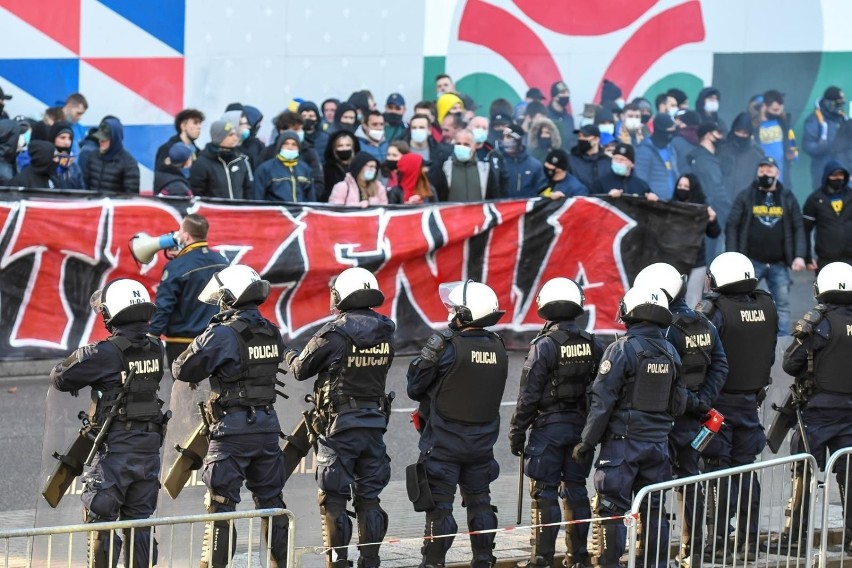 Kibice Arki Gdynia i policjanci przed stadionem miejskim...