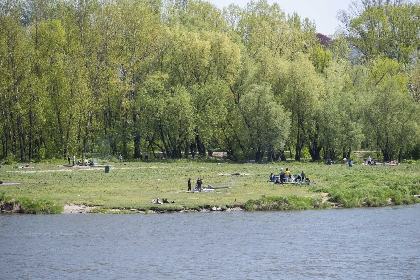 Majówka w Warszawie. Wraca życie na bulwarach wiślanych. Moda na spędzanie wolnego czasu nad Wisłą nie przemija