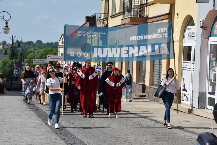 Juwenalia w Krośnie rozpoczęte. Studenci zawładnęli starówką. Na rynku zatańczyli poloneza [ZDJĘCIA]