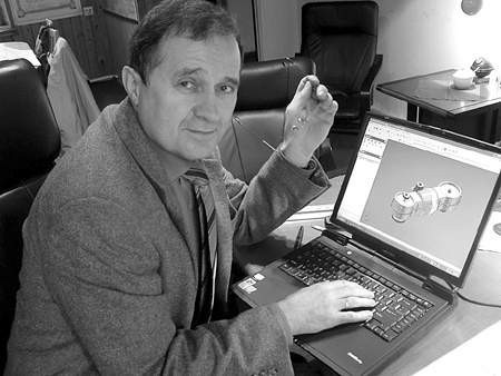 Piotr Mężyk prezentuje na ekranie komputera skonstruowany przez siebie silnik M4 + 2.