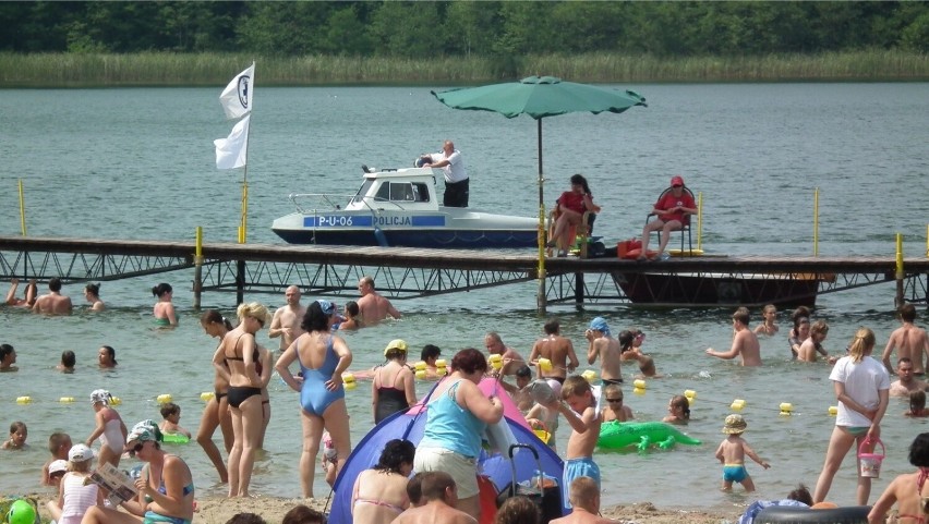 Na plaży należy zachowywać się odpowiednio i stosować do...