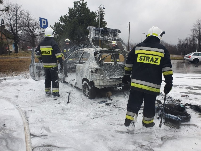 Samochód palił się na parkingu przy zamkniętej dwa lata temu...