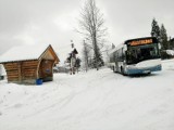 W Beskidach trudne warunki na drogach, są oblodzenia i ciągle pada śnieg