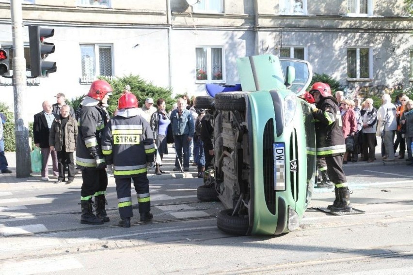 Wrocław: Wypadek z udziałem radiowozu. Cztery osoby w szpitalu (ZDJĘCIA)