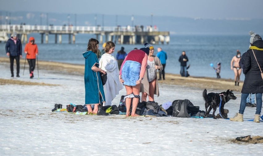 Tłumy na plaży w Brzeźnie. Jedni spacerowali, inni morsowali. Piękna pogoda zachęcała! 