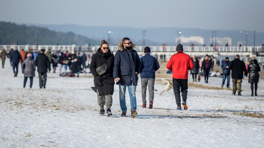 Tłumy na plaży w Brzeźnie. Jedni spacerowali, inni morsowali. Piękna pogoda zachęcała! 