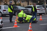 Potrącenie na Sikorskiego w Głogowie. Auto wjechało w pracownika kierującego ruchem. Aktualizacja