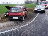 Wypadek w Płowcach. Wyprzedzał na skrzyżowaniu wylądował w szpitalu [ZDJĘCIA]