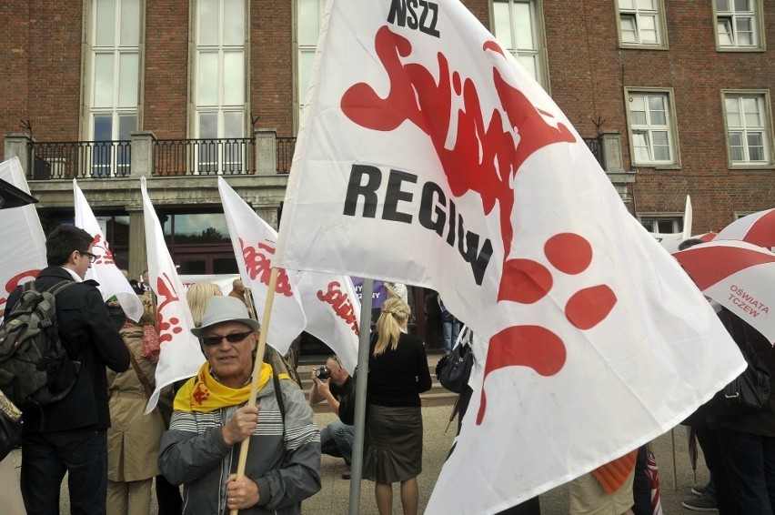 Gdańsk: Protest przeciwko sytuacji w oświacie przed Urzędem Wojewódzkim. Pseudowiedzy mówią NIE