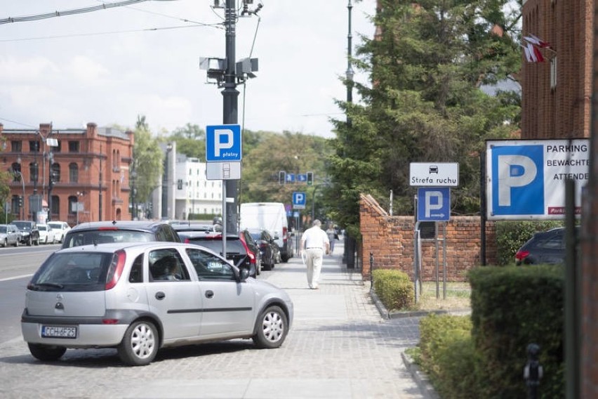 Powiększać czy nie powiększać strefy płatnego parkowania? Urząd Miasta zlecił analizę na ten temat