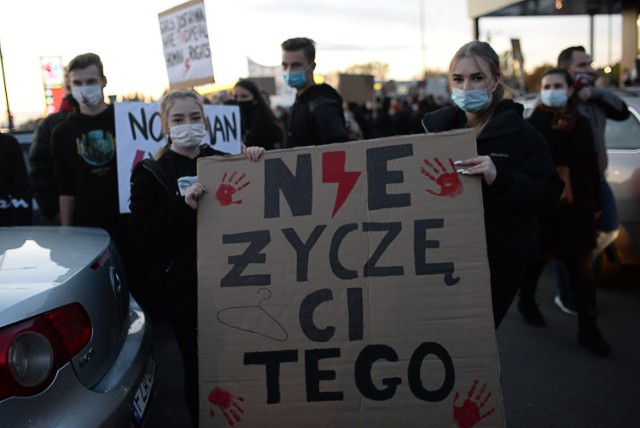 W Polsce ruszyły protesty związane z publikacją wyroku Trybunały Konstytucyjnego ws. aborcji. W październiku ogromną demonstrację zorganizowano w Żarach.
