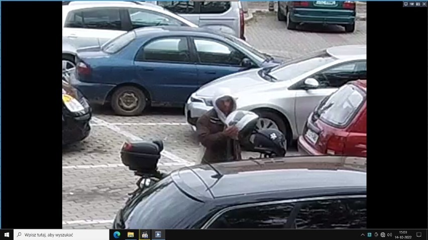 Sztum. Policjanci poszukują mężczyzny, który może mieć związek z kradzieżą kasku motocyklowego