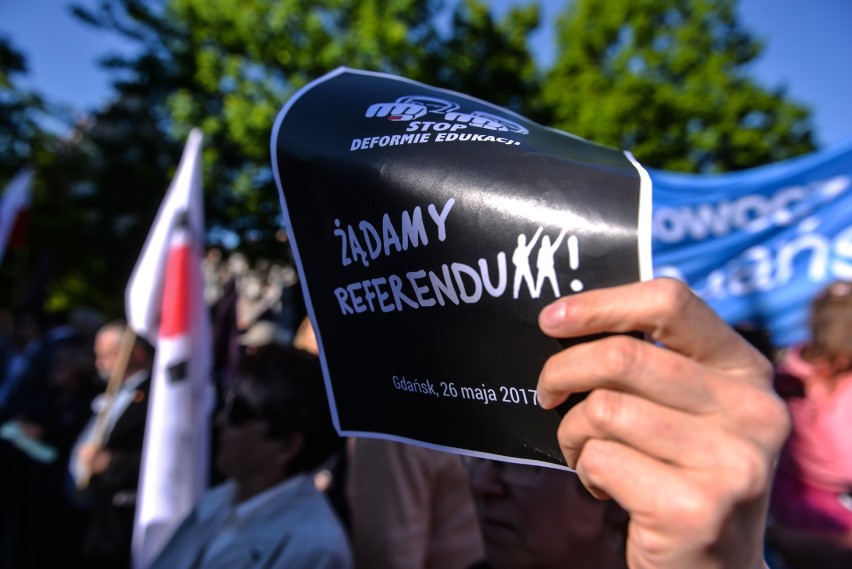 Manifestacja pod Sobieskim. ZOBACZ, jak w Gdańsku protestowali przeciw reformie edukacji [WIDEO]