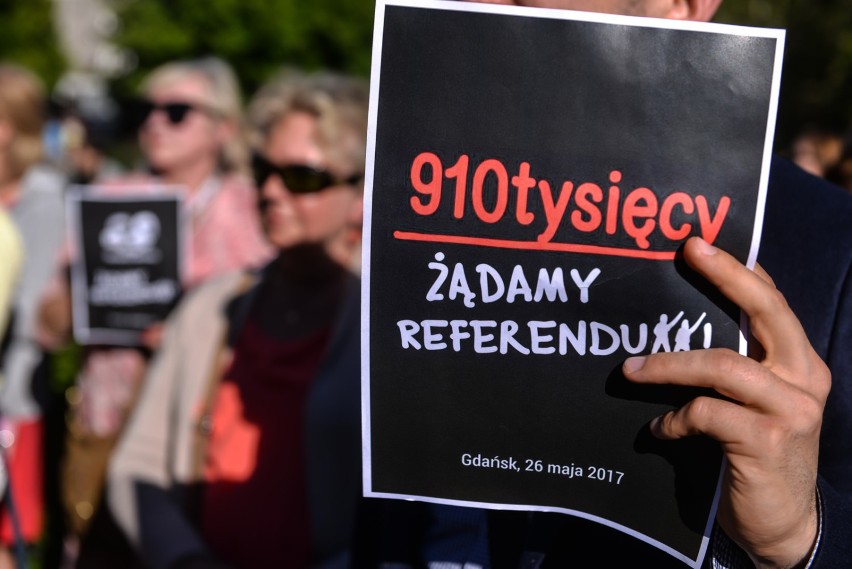 Manifestacja pod Sobieskim. ZOBACZ, jak w Gdańsku protestowali przeciw reformie edukacji [WIDEO]