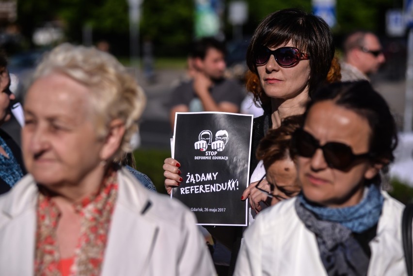 Manifestacja pod Sobieskim. ZOBACZ, jak w Gdańsku protestowali przeciw reformie edukacji [WIDEO]