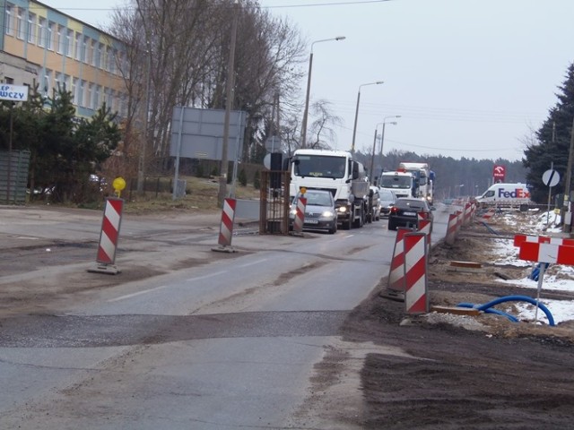 Na  wysokości ZSLiT po  godz. 15 tworzą się ogromne korki. Ruch jest wahadłowy.