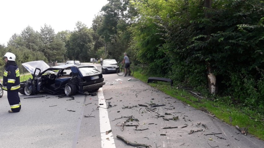 Zagorzyn wypadek. Po zderzeniu golfa z mercedesem jedna osoba trafiła do szpitala [ZDJĘCIA]