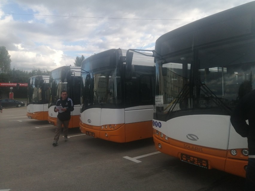 Sześć nowych autobusów przyjechało do zajezdni w Sandomierzu. Kiedy wyjadą w trasę? [WIDEO, ZDJĘCIA]