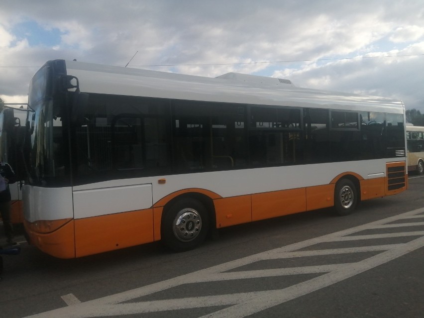 Sześć nowych autobusów przyjechało do zajezdni w Sandomierzu. Kiedy wyjadą w trasę? [WIDEO, ZDJĘCIA]