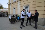 Jedzie rowerem przez całą Polskę, aby zebrać pieniądze na operację rocznego syna. Dotarł do Przemyśla [ZDJĘCIA, WIDEO]