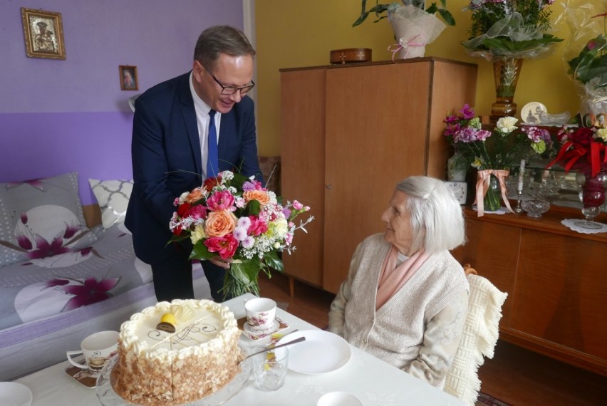 Starogard Gd. Był tort i odwiedziny gości. Pani Agnieszka skończyła 100 lat! ZDJĘCIA 