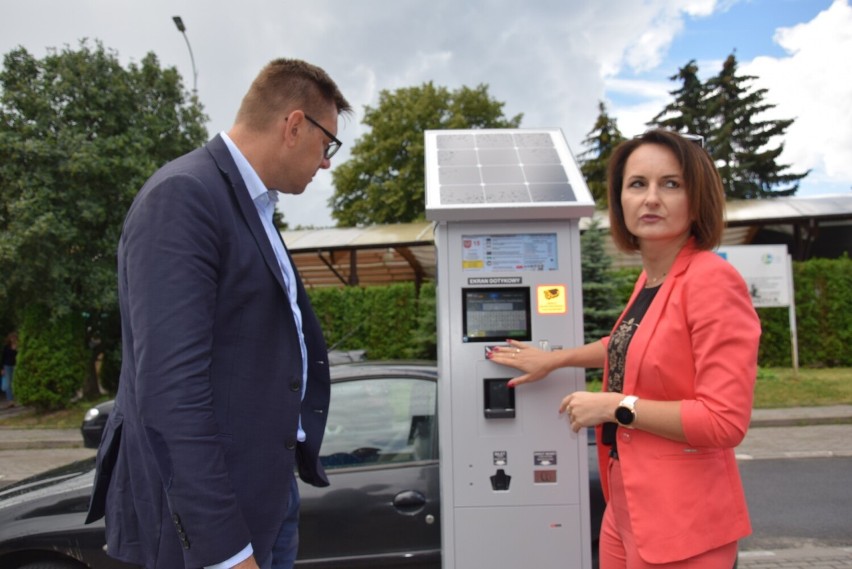 Nowe parkometry w Sandomierzu. Nowoczesny sprzęt ułatwi pracę strażnikom miejskim i parkowanie turystom. Dlaczego?