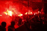 Marsz Niepodległości w Warszawie. Narodowcy z woj. śląskiego biorą udział w zamieszkach, ranni są policjanci [ZDJĘCIA]