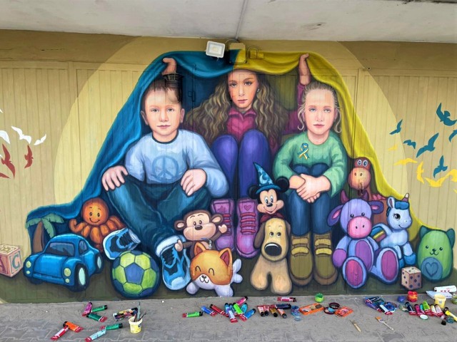 Szkoła Kawalerów Orderu Uśmiechu zaskakuje nowym muralem. Wiemy kim są te dzieci sportretowane na malowidle