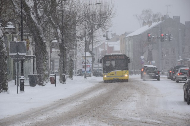 Zduńska Wola pod śniegiem. Sobotnia śnieżyca i trudne warunki na ulicach miasta
