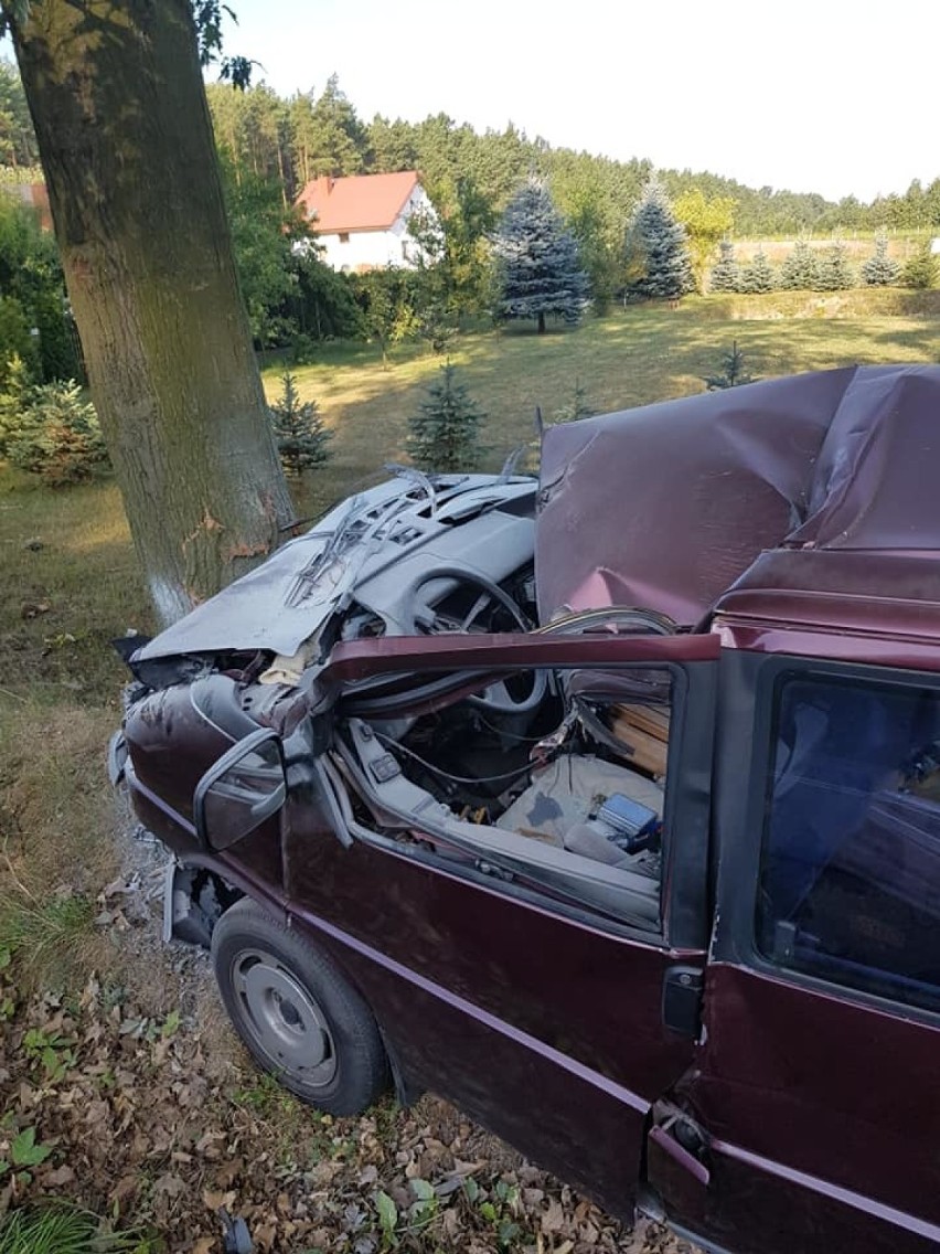 Powiat bełchatowski: Koło urwało się od naczepy i uderzyło w busa